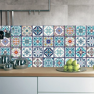Detail van vintage mandala tegelstickers op een moderne keukenmuur in huisdecoratie
