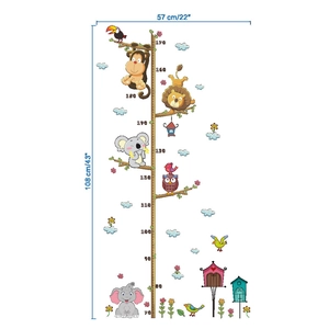 Detail der Messlatte Wandsticker mit Tiermotiven zeigt die Maße von 57x108cm für Kinder