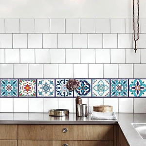 Detail van tegelstickers met mediterrane mandala-patronen voor de keukenachterwand