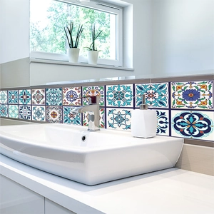 Detail van blauwe Marokkaanse bloemen tegelstickers in een lichte badkameromgeving