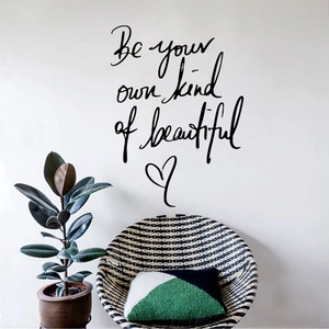 Sticker mural noir minimaliste 'Be your own kind of beautiful' pour décoration d'intérieur