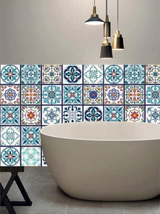 Detail van mediterrane tegelstickers met mandalapatronen op een muur in de badkamer