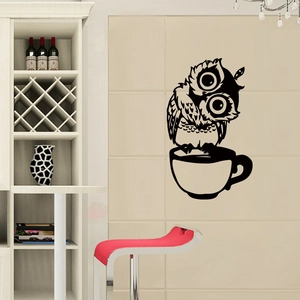 Détail d'un sticker mural chouette sur une tasse de café pour déco chambre enfant