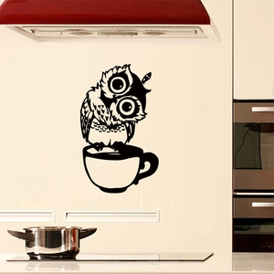Vue détaillée du sticker mural hibou dessiné à la main sur un mur de cuisine moderne carrelé