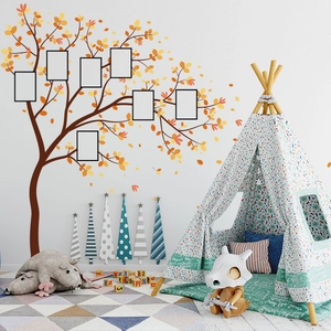 Détail d'un stickers mural arbre coloré avec 7 cadres photo dans une chambre d'enfant