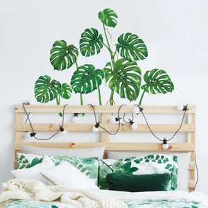 Détail de stickers muraux feuilles de monstera réalistes pour déco de chambre nordique