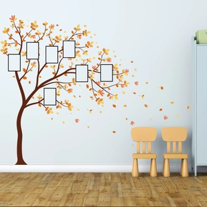 Détail d'un sticker mural arbre avec feuilles orange et sept cadres photo inclus