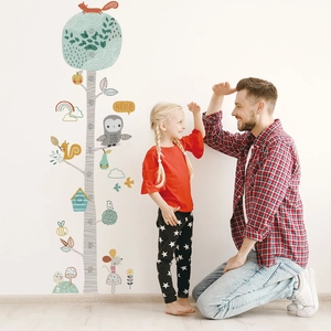 Detailansicht der Messlatte mit Waldtieren Eule und Eichhörnchen für das Kinderzimmer