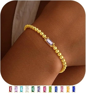Détail du bracelet en perles dorées avec pierre violette et 12 variantes de gemmes