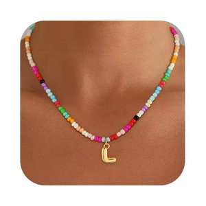 Böhmische bunte Perlenkette mit 18 Karat Goldauflage und L-Initial-Anhänger für Damen