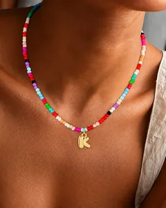 Bunte böhmische Perlenkette mit 18k vergoldetem K-Buchstaben Anhänger im Detail