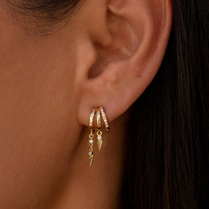 Elegante gouden moissaniet oorbellen met fonkelende geometrische kegelvormige hangers