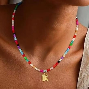 Bunte Boho-Perlenkette mit 18k vergoldetem K-Buchstabenanhänger für modebewusste Damen