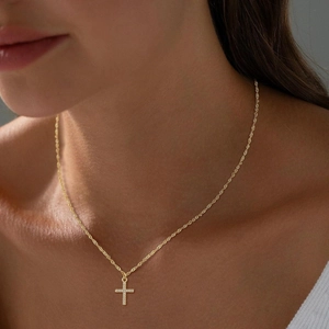 Collana con croce dorata da donna con pavé di zirconi su una catena a fune sottile
