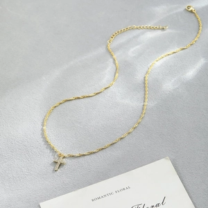 Elegante collana a croce in oro 18 carati per donna con zirconi e catena a corda ritorta