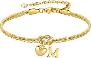 Detail van 18K vergulde slangenketting armband met hart en letter M hanger en een zirkoon