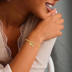 Elegante 18K vergulde slangenketting armband met hartvormige hanger en letter M bedeltje