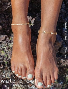 Detail von wasserfesten Gold-Anklets mit Zirkonia-Tenniskette und Blumen-Anhängern am Strand
