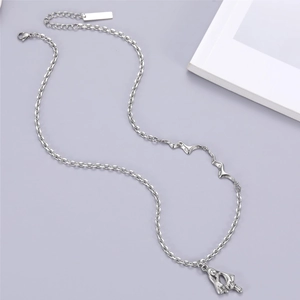 Collier en acier inoxydable argenté avec breloques en métal liquide et fermoir mousqueton