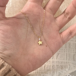 Collier minimaliste en or avec pendentif étoile brossée et petit diamant scintillant