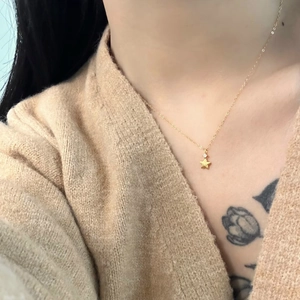 Collier avec pendentif étoile en or brossé et pierre de zircon sur une chaîne fine