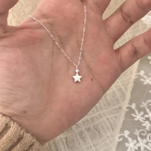 Collier étoile argenté minimaliste avec finition brossée et zircon sur dentelle