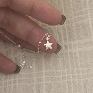Collier minimaliste avec pendentif étoile brossée et petit cristal en argent mat