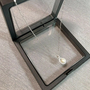 Elegante collar con colgante de perla en forma de gota y cadena de plata en estuche negro