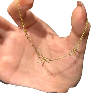 Elegante vergoldete Titanstahlkette mit zwei Bogenanhängern für einen schicken Look