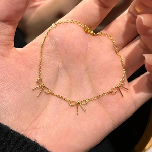 Vergoldetes Titanstahl-Armband mit drei zierlichen Schleifenanhängern für Damen