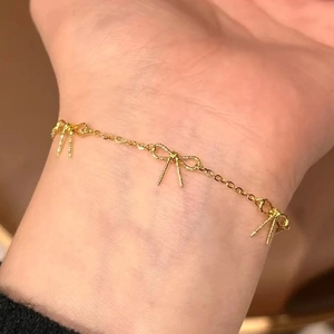 Goldenes Titanstahl-Armband mit matten Bogenanhängern an einer schlichten O-Link-Kette