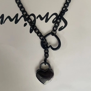 Schicke schwarze Herzschloss-Halskette mit schwerer Gliederkette und hohlem Herz-Element