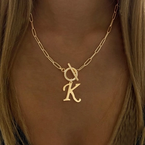Collar de cadena de clip en acero inoxidable dorado con cierre T y colgante de letra K