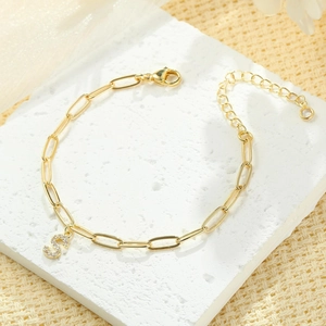 Pulsera de cadena de clip dorada con un colgante de letra S de circonita brillante