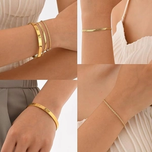 Set di tre bracciali in acciaio inossidabile dorato con ciondolo lettera A e catenina