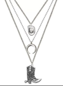 Dettaglio della collana cowboy argento con ciondoli a cappello, luna e stivale