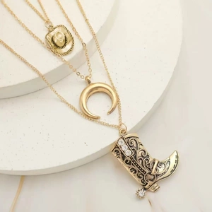 Collana dorata a tre strati con ciondoli a forma di stivali e cappello cowboy con cristalli