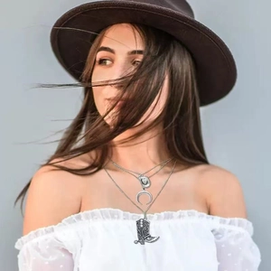 Collana a doppio strato in stile boho con ciondoli a ferro di cavallo e stivale cowboy