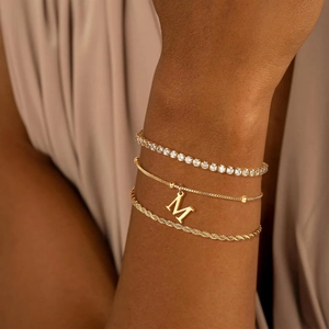 Dreiteiliges stapelbares Goldarmband mit Tenniskette und M-Anhänger für Damen