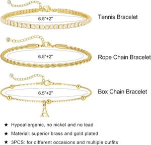 Detail-Set aus drei vergoldeten Armbändern: Tennis-, Seil- und Gliederkette mit A-Anhänger