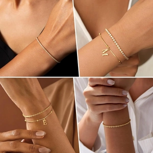 Minimalistisches vergoldetes Zirkon-Tennisarmband mit Buchstabenanhängern im Viererraster
