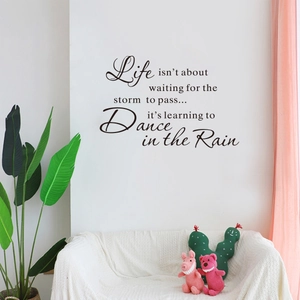 Detalle del vinilo decorativo Life isn't about waiting for the storm to pass en pared blanca