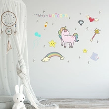 Détail de l'ensemble de stickers muraux licorne arc-en-ciel et étoiles pour chambre d'enfant