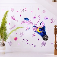 Détail d'autocollants muraux cosmiques avec ampoule galaxie, lune et planètes colorées