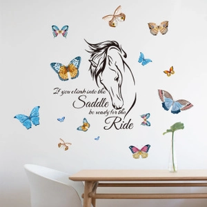 Sticker mural tête de cheval détaillé avec papillons 3D colorés et citation de motivation