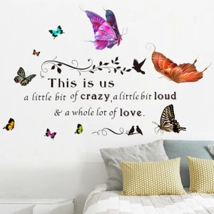 Détails des autocollants muraux papillons et fleurs avec citations dans une chambre