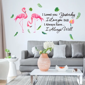 Détail de stickers muraux flamant rose avec feuilles tropicales et citations sur le mur