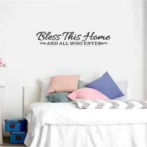 Adesivo da parete Bless This Home sopra un letto in una camera da letto moderna