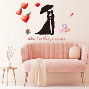 Sticker mural romantique avec silhouette de couple, ballons cœur et citation