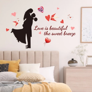 Détail de stickers muraux silhouette de couple romantique avec cœurs dans la chambre
